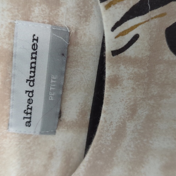 Alfred Dunnerer Sz PM Short Sleeve Tan and White Top With Black Flowers - Picture 4 of 5